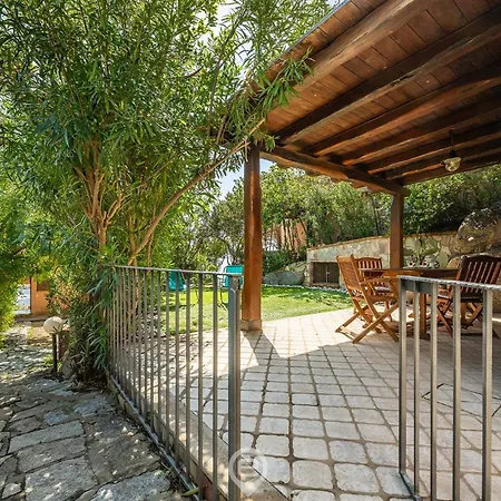 Alessandra Garden Hideaway Simius